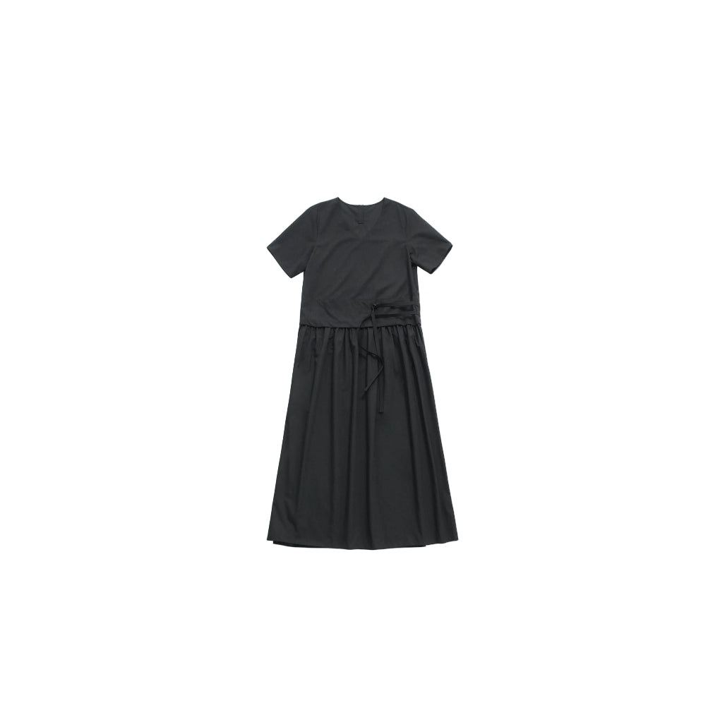 Waist-cinching elegant loose short-sleeve black dress with large skirt hem