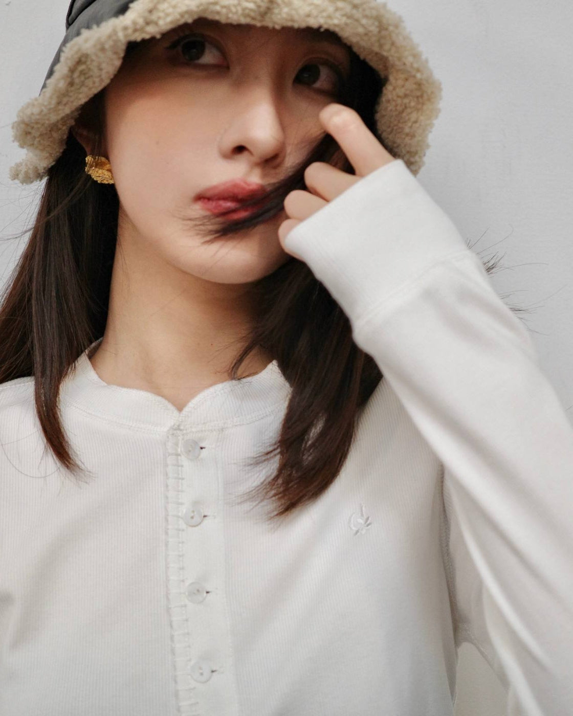 フレンチシック ピコ刺繍 ヘンリーネック リブTシャツ