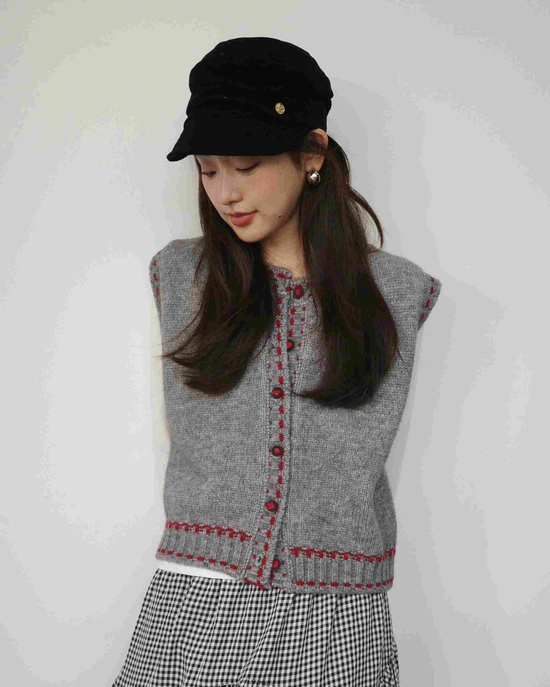 ハンドクラフト・ボタン & ステッチワーク 3Dクラウドニットベスト