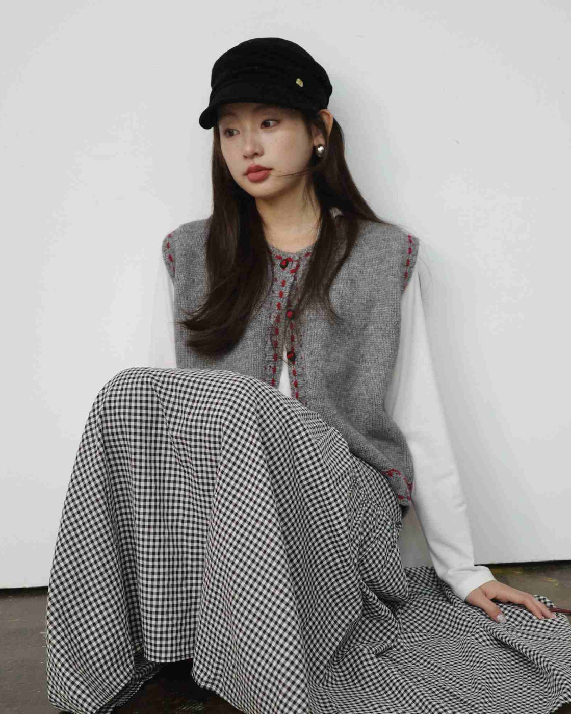 ハンドクラフト・ボタン & ステッチワーク 3Dクラウドニットベスト