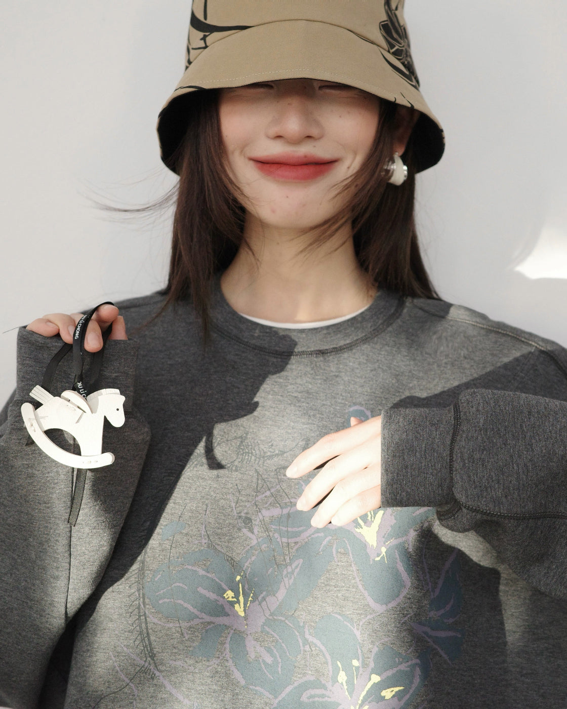 Stylish Oversized Pullover Sweatshirt with Round Neck and Long Sleeves