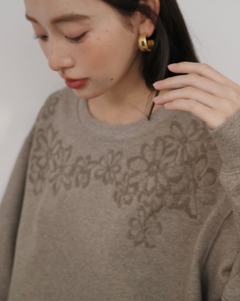 弥漫花野Relaxed Embroidered Sweatshirt with Rope Trim Detail