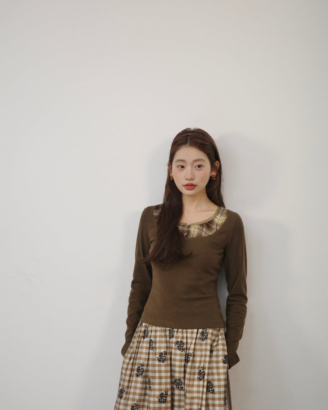 斑影Fitted Long-Sleeve Top with Organza Neckline Splice
