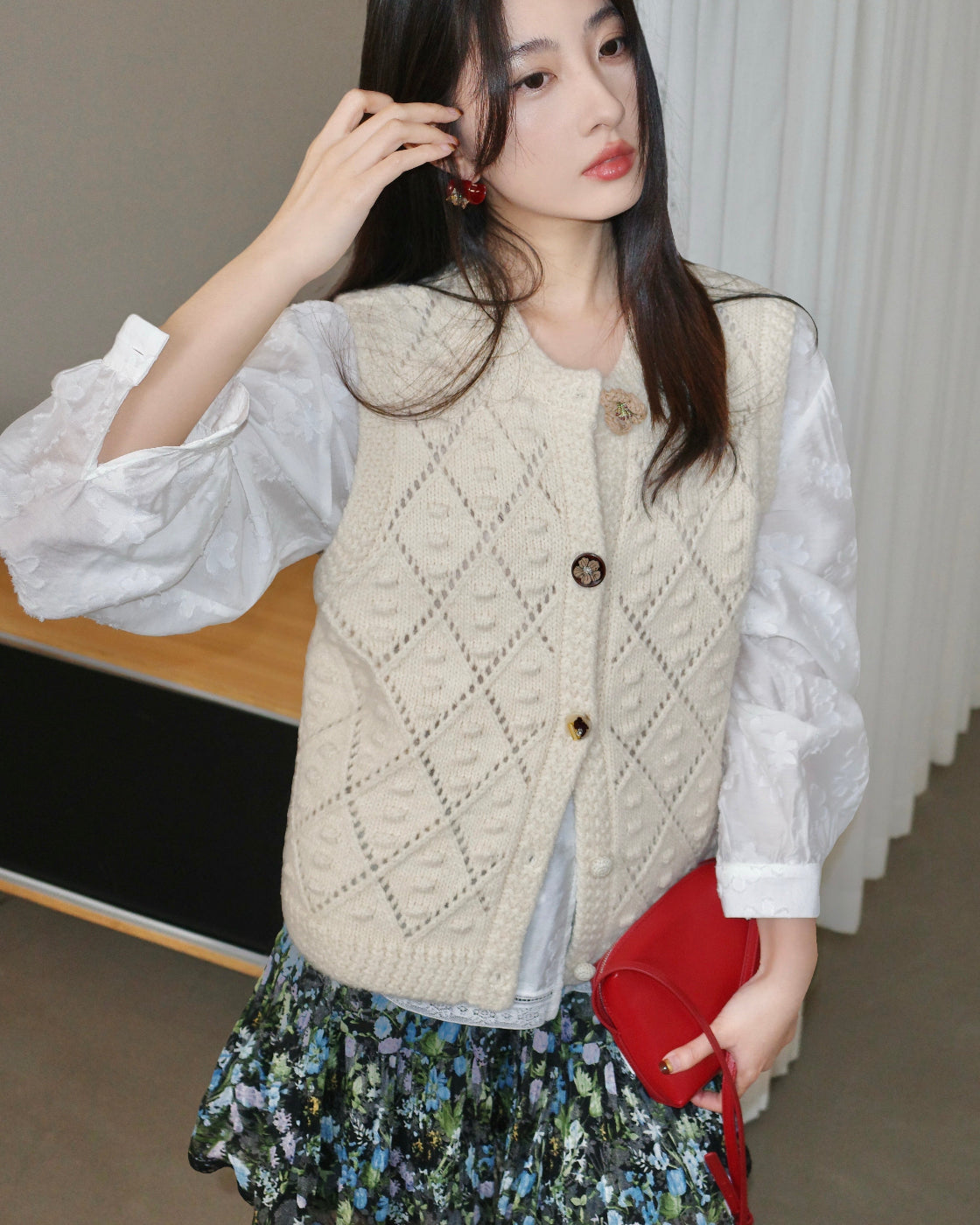 木茶Square-Shoulder Open-Knit Vest with Mixed Buttons