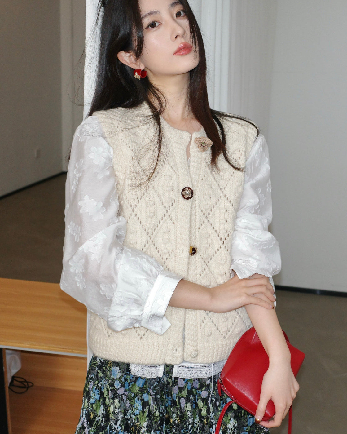 木茶Square-Shoulder Open-Knit Vest with Mixed Buttons