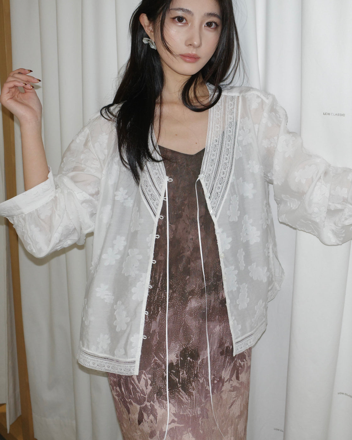 软香Jacquard Cut-Flower Shirt with Shell Button Detail