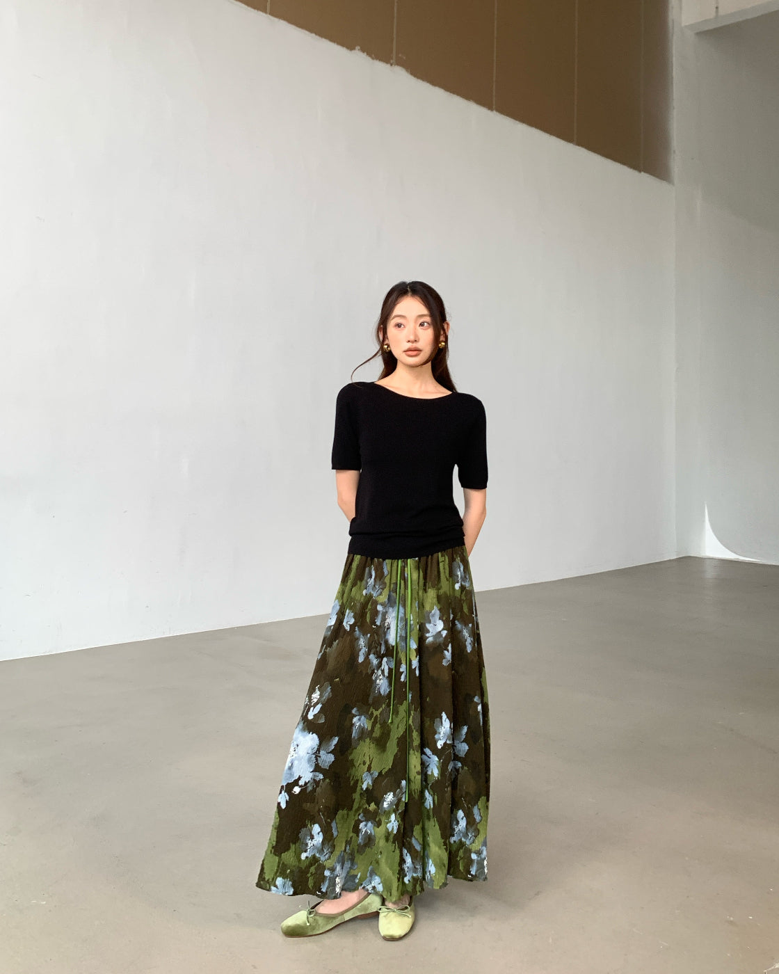 Issey-style pleated skirt with designer print, elegant and slimming summer skirt
