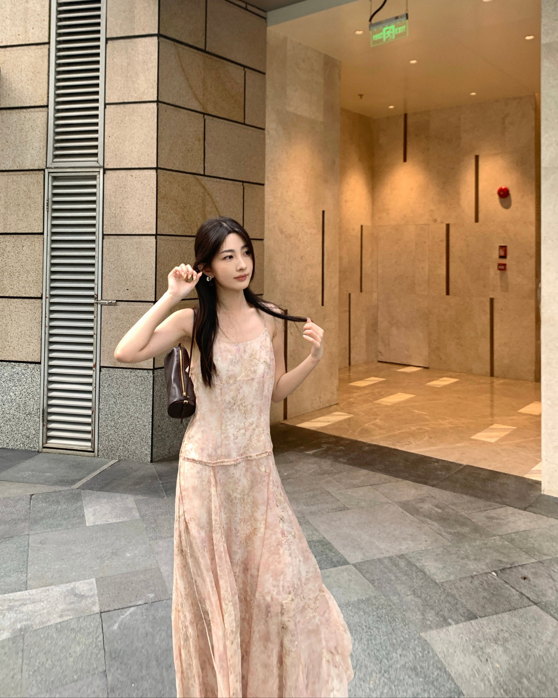 Brightening and slimming gentle waist-cinching pink floral camisole dress with large skirt hem