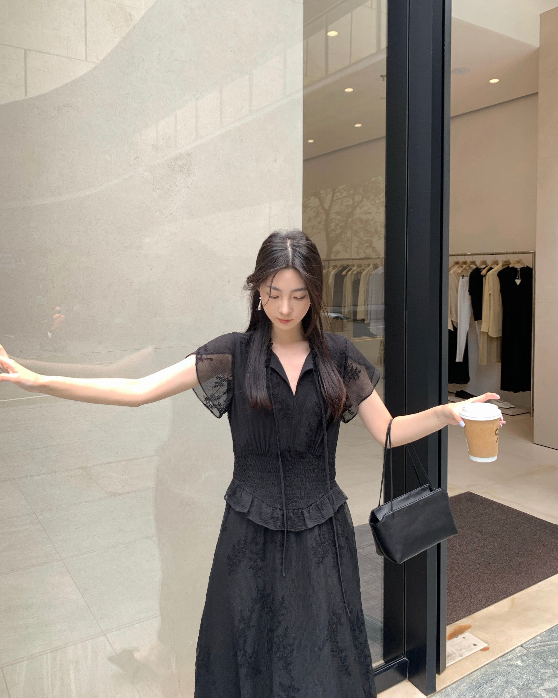 Short-sleeve waist-cinching black floral dress, height-enhancing and slimming
