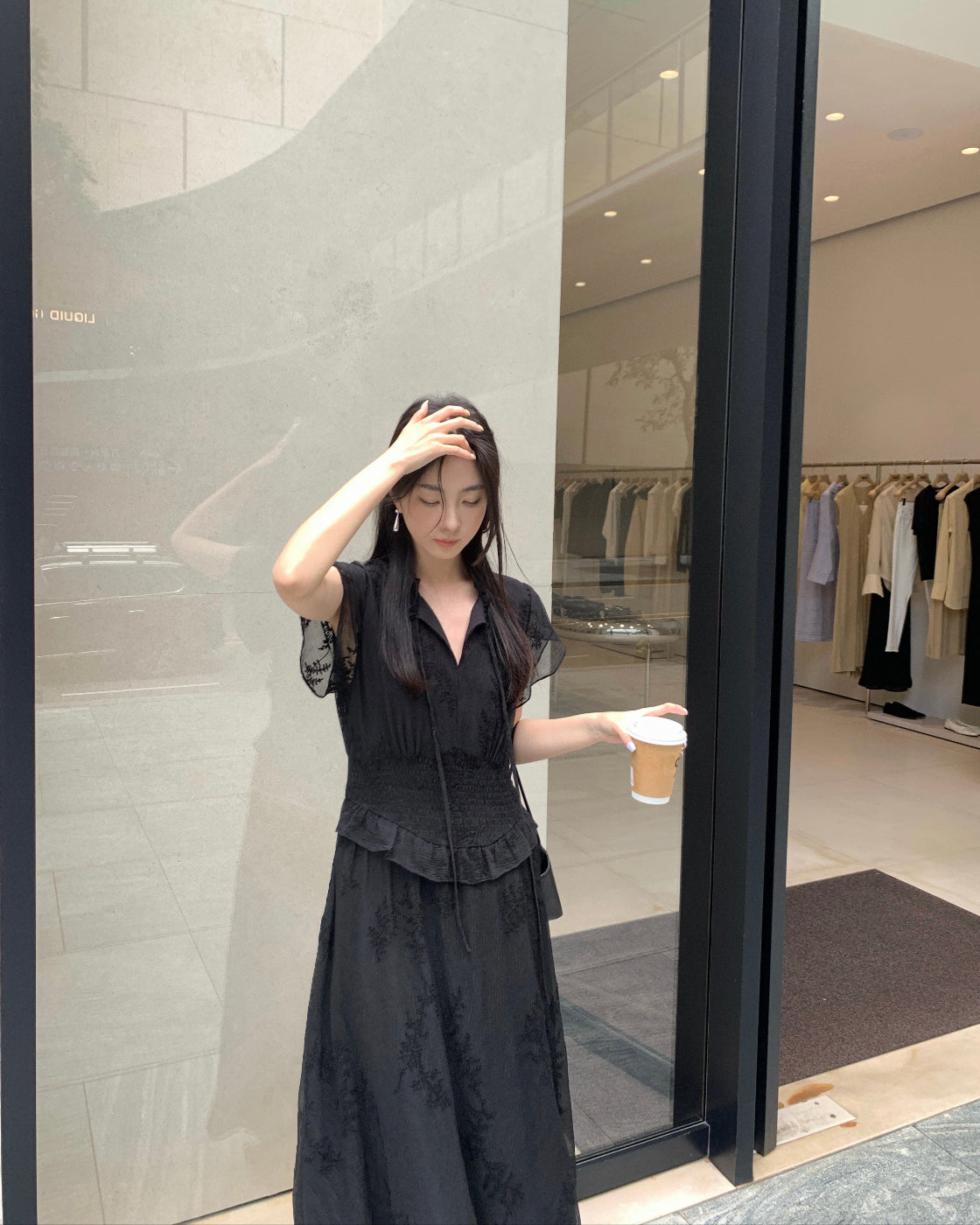 Short-sleeve waist-cinching black floral dress, height-enhancing and slimming