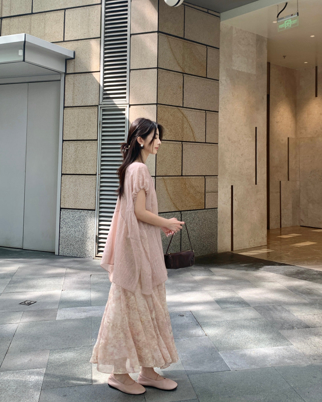 Brightening and slimming gentle waist-cinching pink floral camisole dress with large skirt hem
