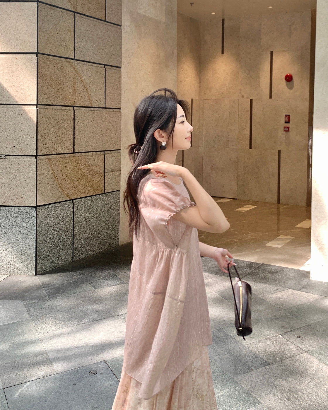 Brightening and slimming gentle waist-cinching pink floral camisole dress with large skirt hem