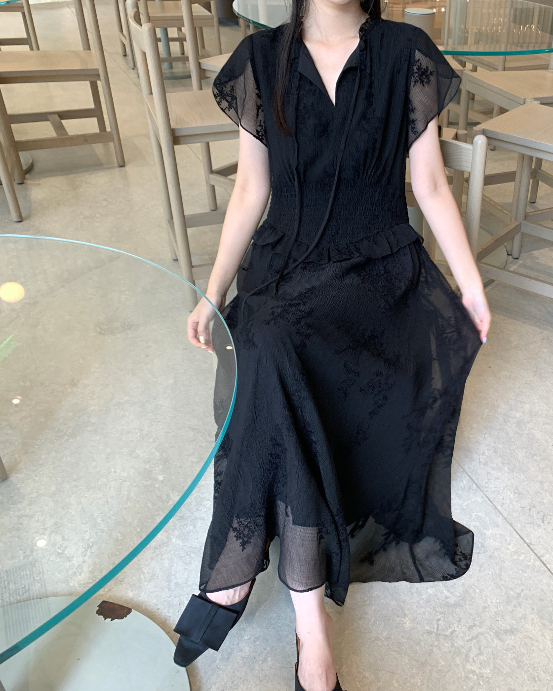 Short-sleeve waist-cinching black floral dress, height-enhancing and slimming