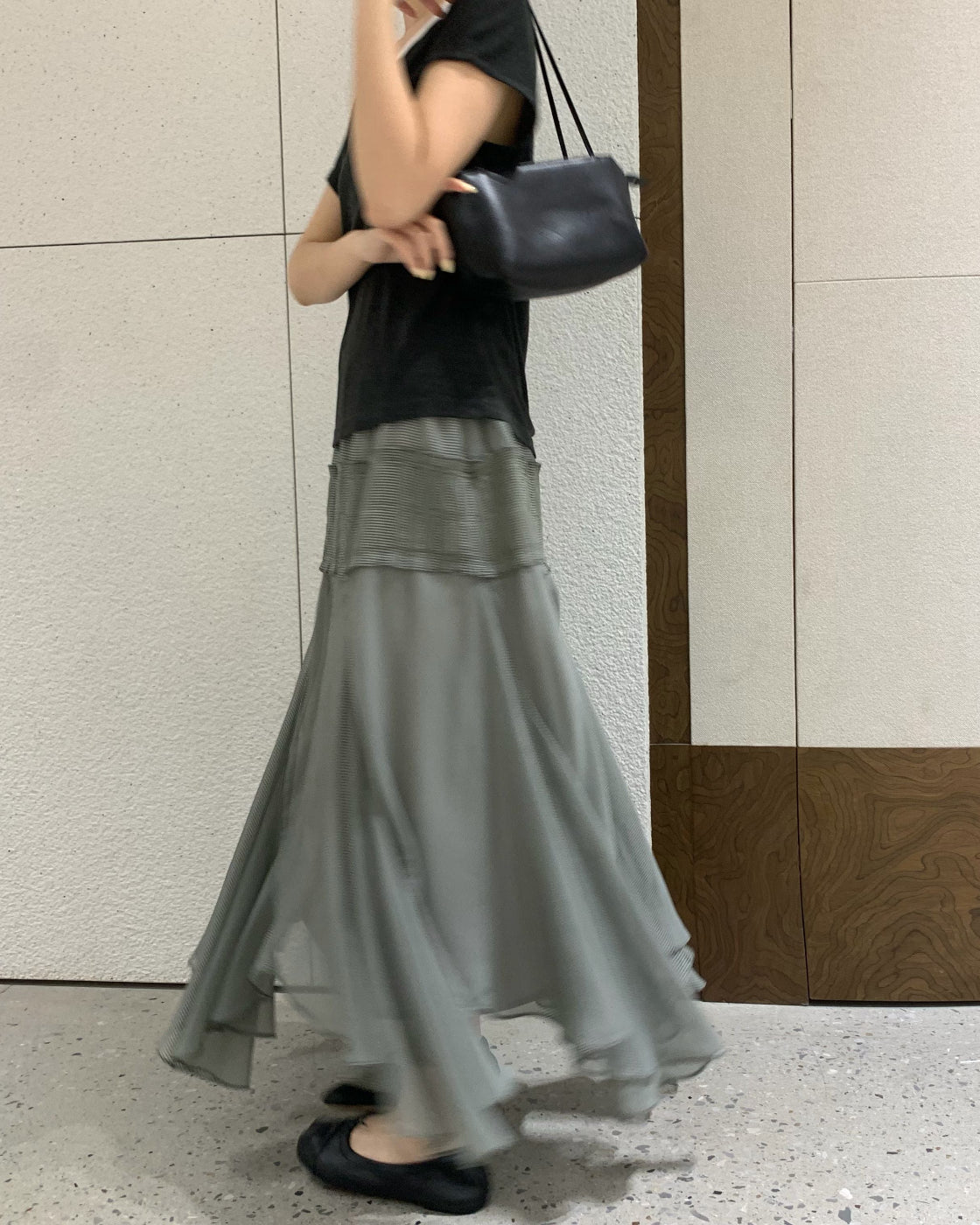 Elastic-waist designer niche fishtail skirt with extra-large hem, elegant and versatile