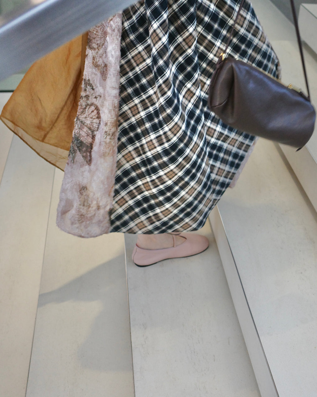 Color-block elastic-waist mid-short A-line skirt, elegant commuter niche tasteful skirt