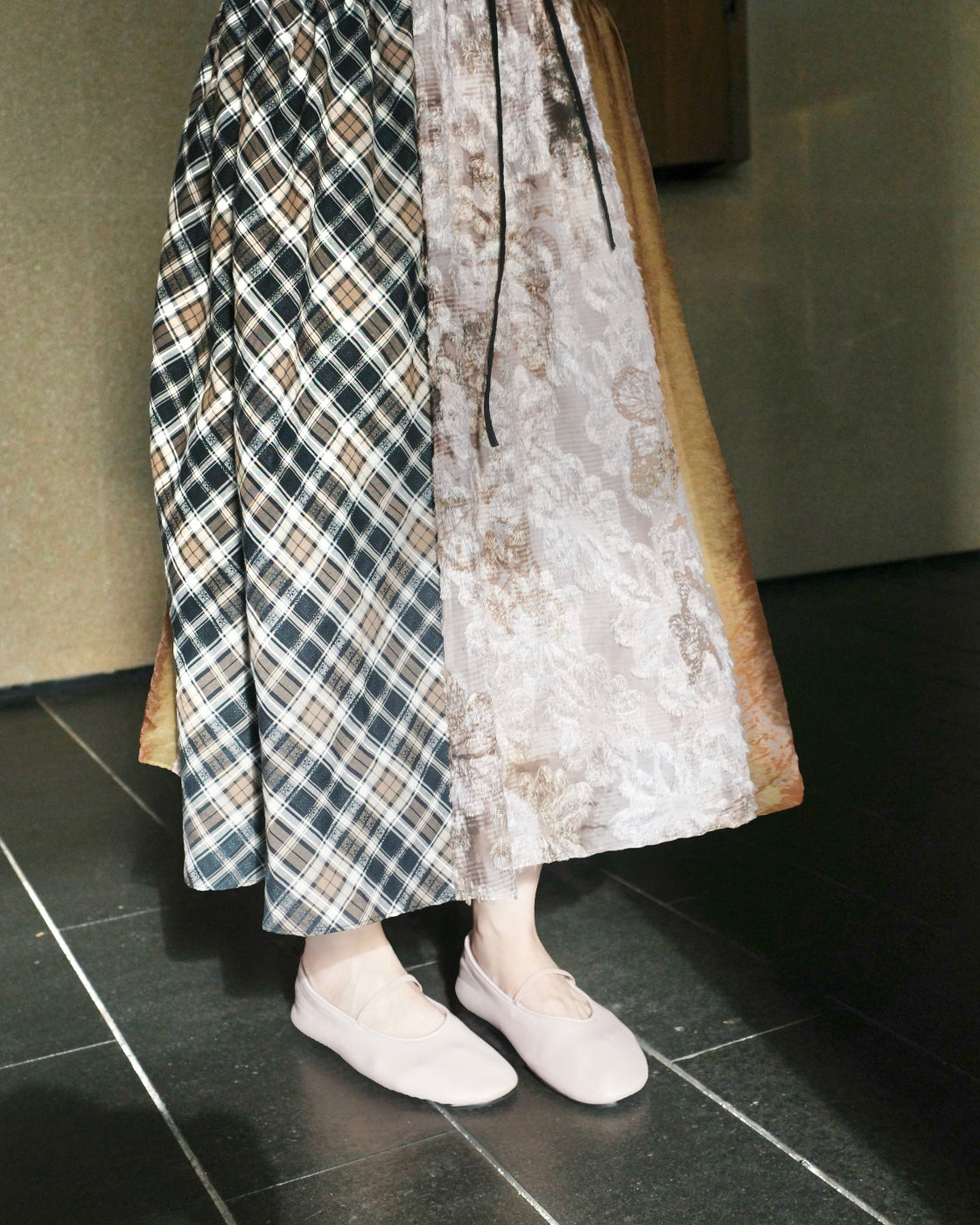 Color-block elastic-waist mid-short A-line skirt, elegant commuter niche tasteful skirt