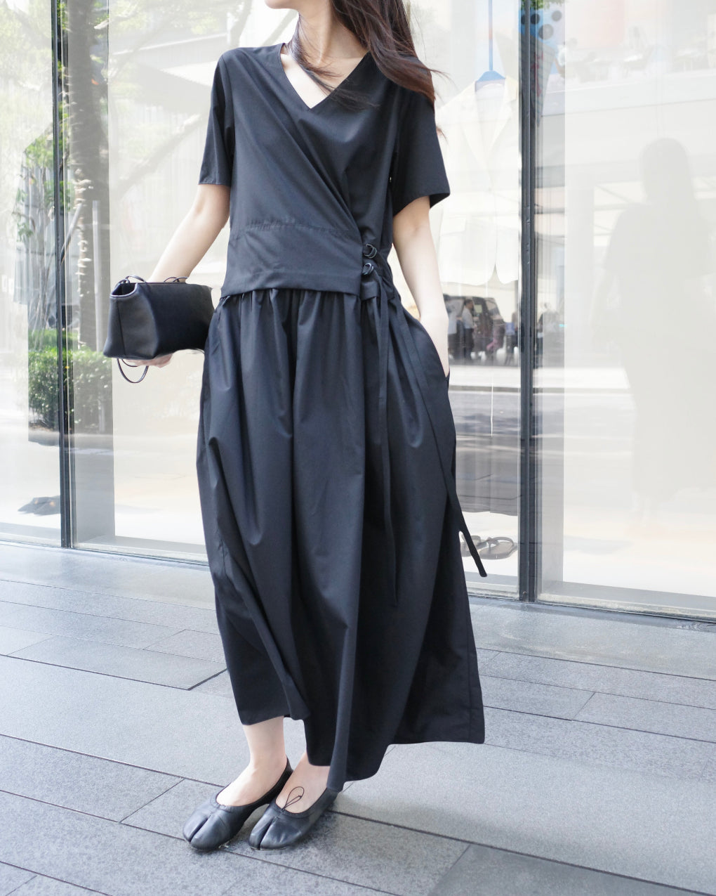 Waist-cinching elegant loose short-sleeve black dress with large skirt hem
