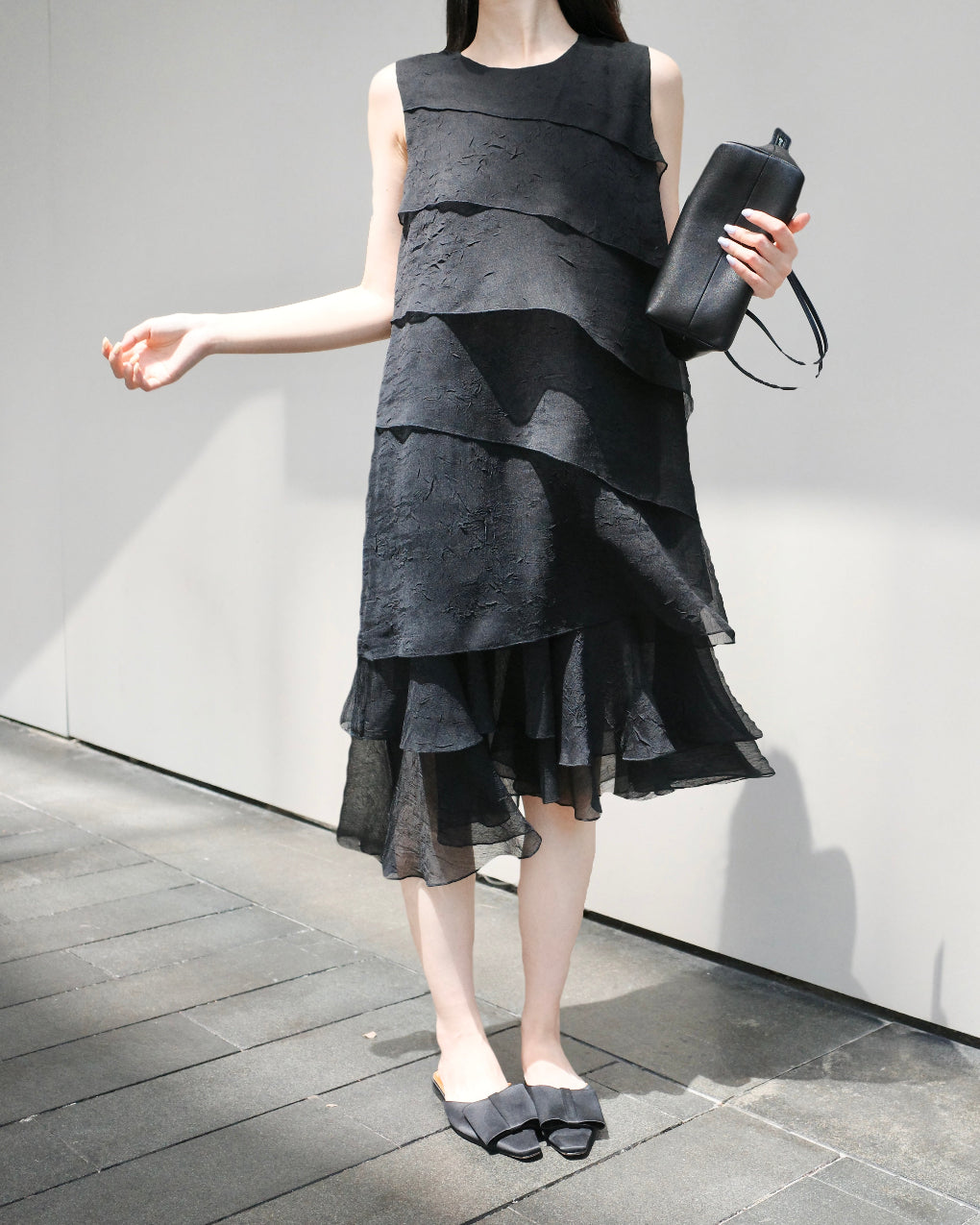 Irregular fishtail pleated sheer-flowing sleeveless midi dress, slimming and airy