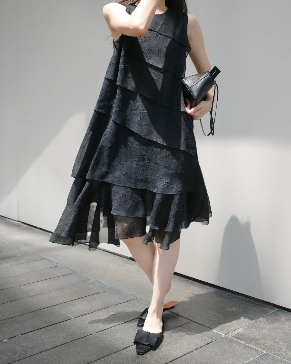 Irregular fishtail pleated sheer-flowing sleeveless midi dress, slimming and airy