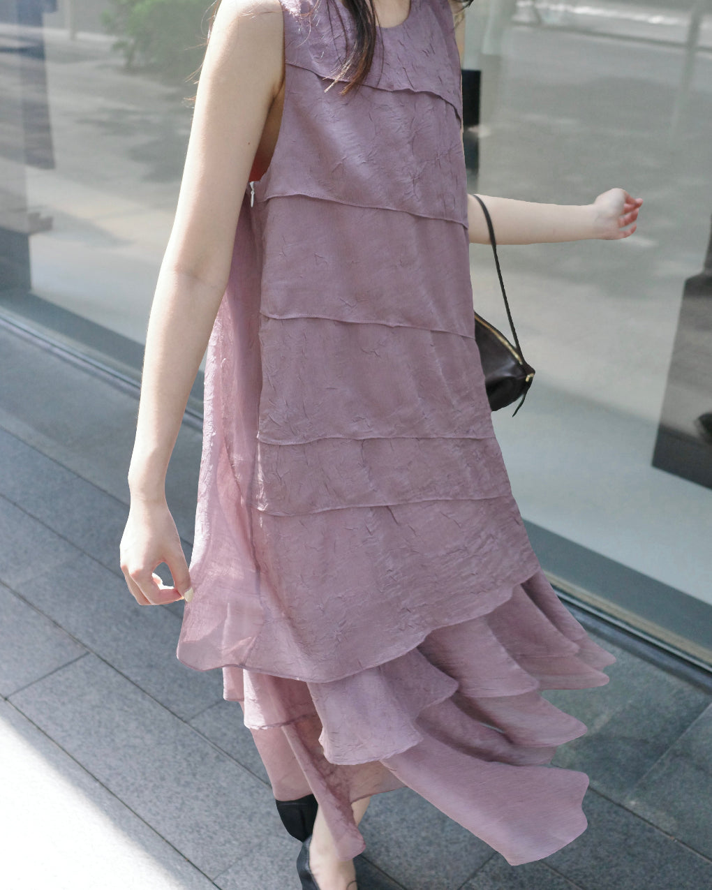 Irregular fishtail pleated sheer-flowing sleeveless midi dress, slimming and airy