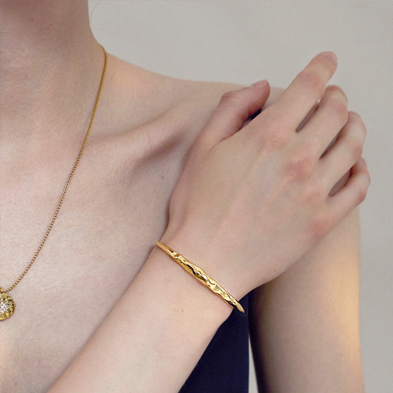 Open bracelet for women, cool style, vintage European and American style, simple and personalized, trendy fashion, elegant temperament, forest-inspired, gold-plated bracelet