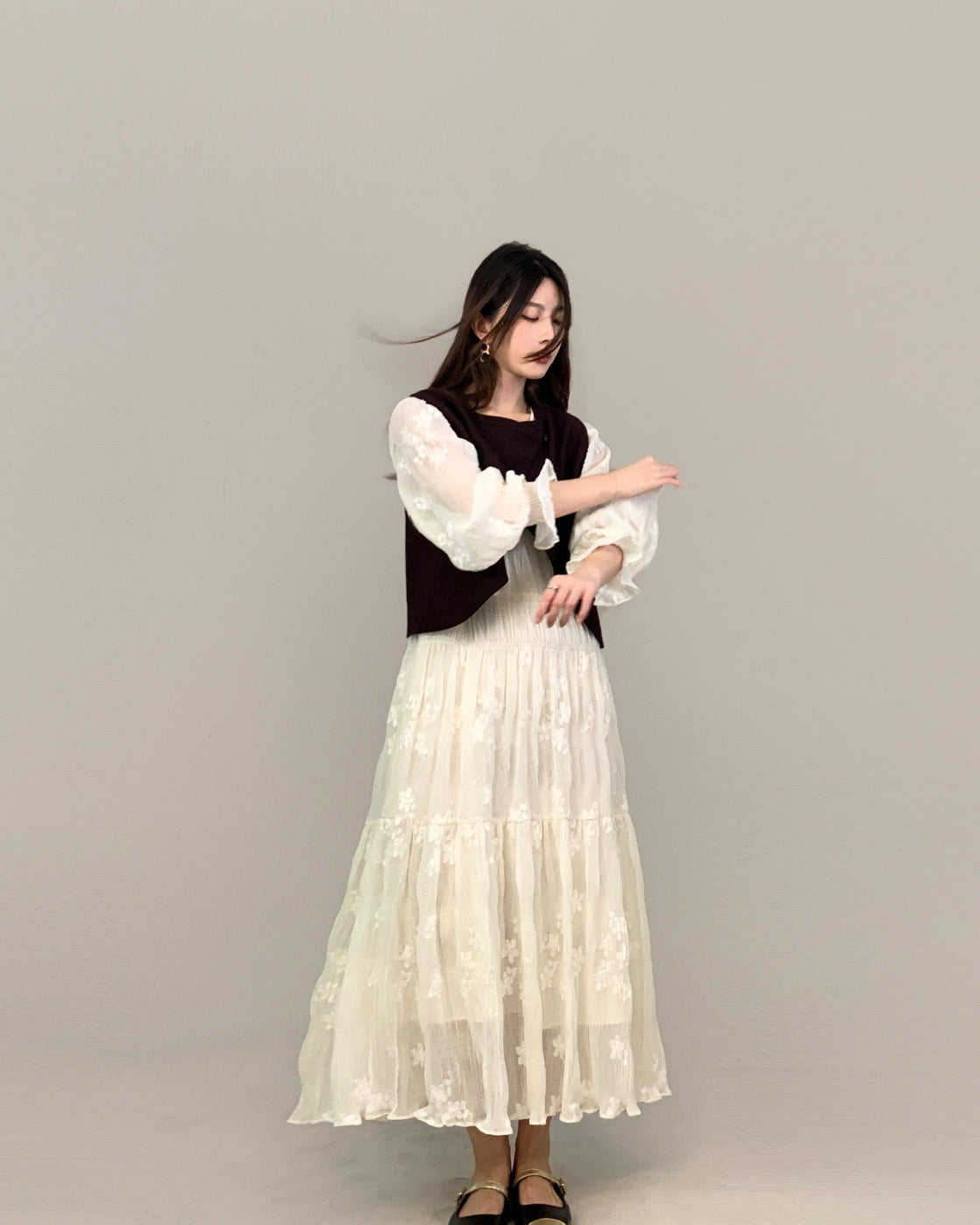 Long-sleeved dress with extra-large fabric