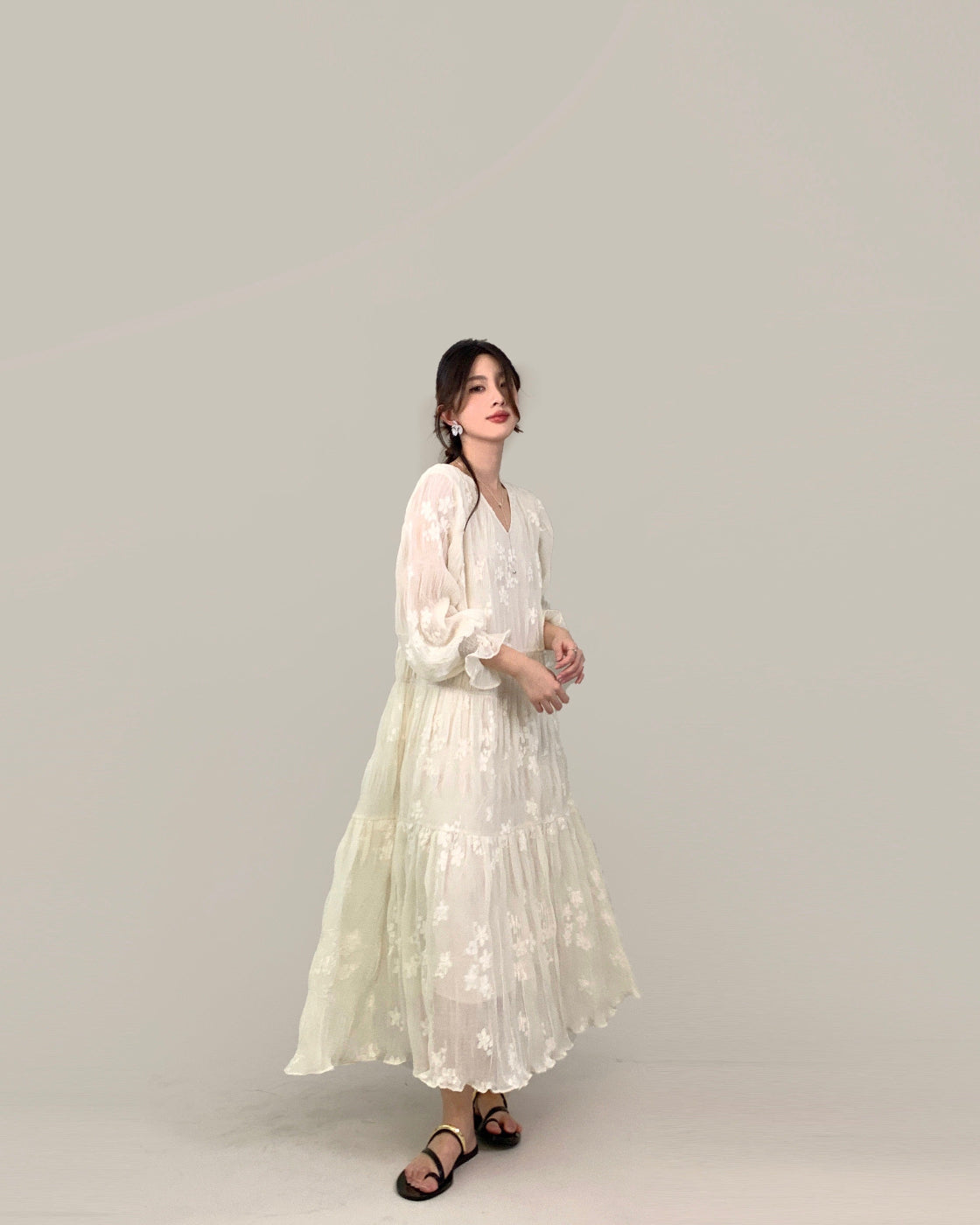 Long-sleeved dress with extra-large fabric