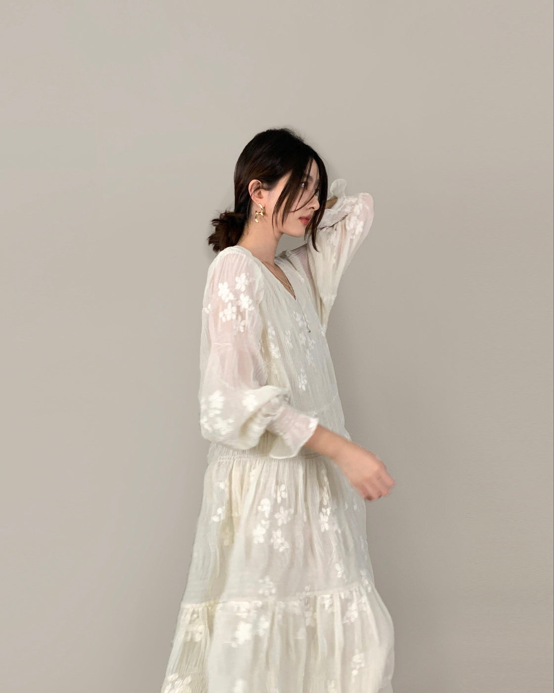 Long-sleeved dress with extra-large fabric