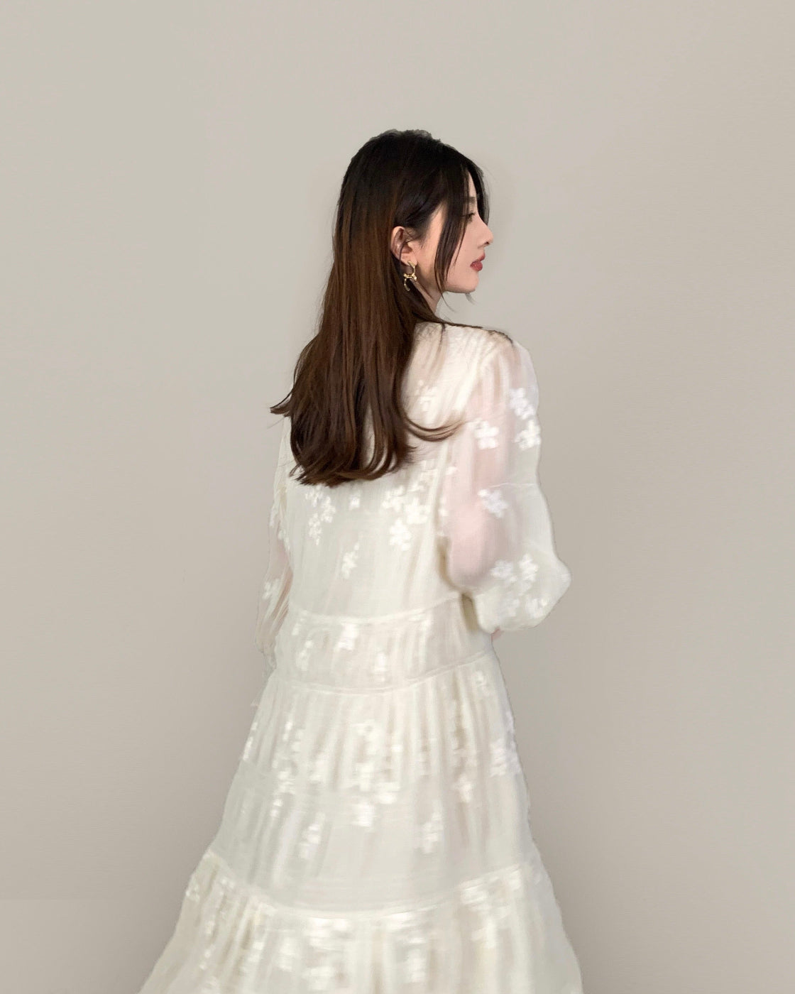 Long-sleeved dress with extra-large fabric