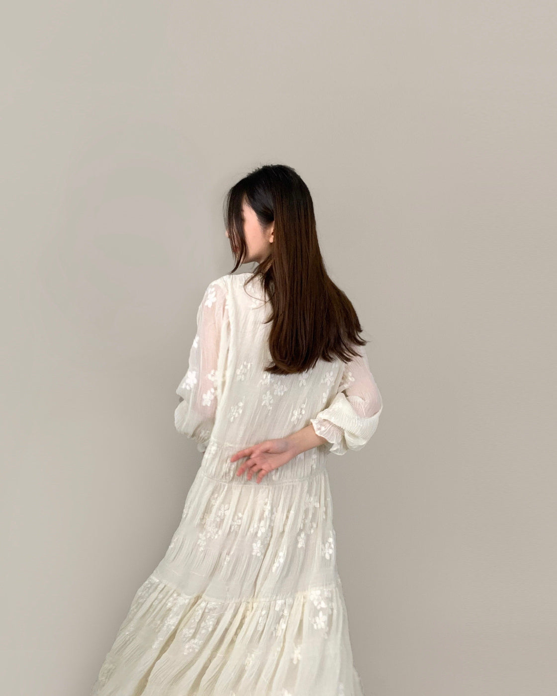 Long-sleeved dress with extra-large fabric