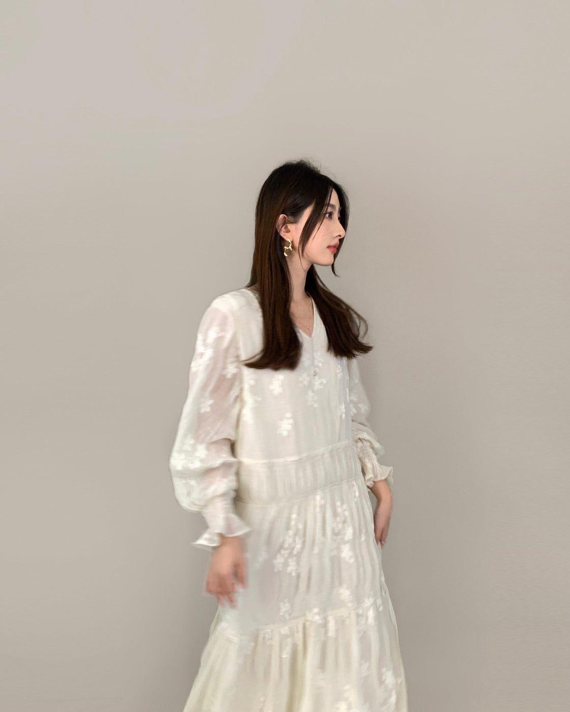 Long-sleeved dress with extra-large fabric