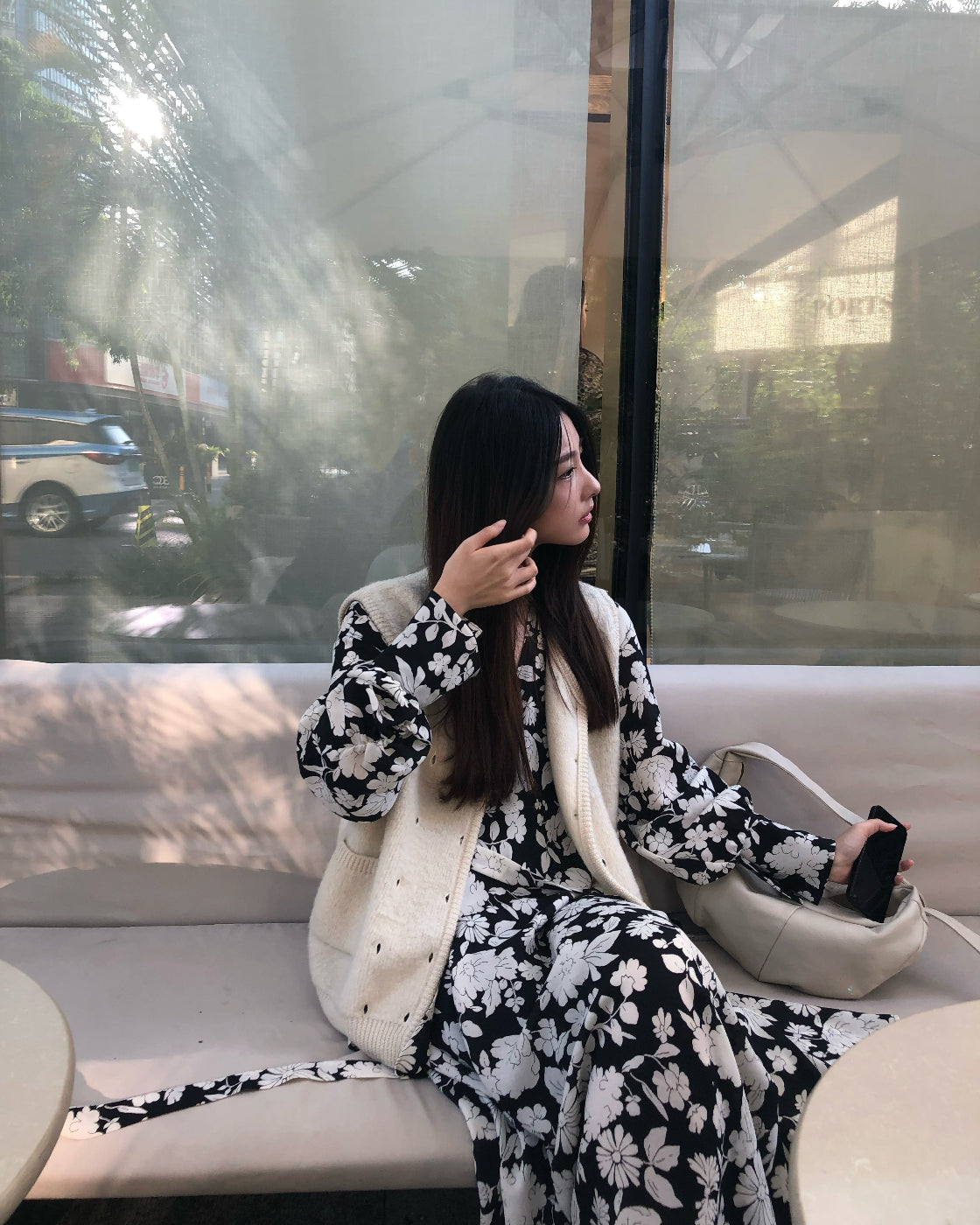A loose-fitting long-sleeved floral dress with a slimming waist design