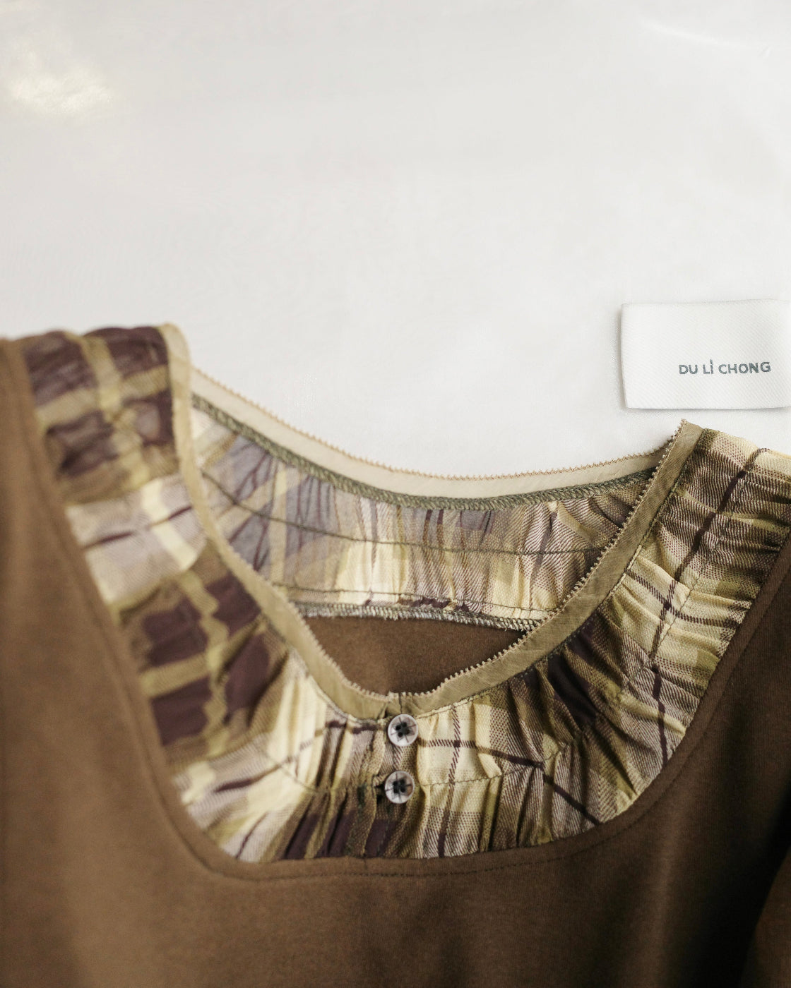 斑影Fitted Long-Sleeve Top with Organza Neckline Splice