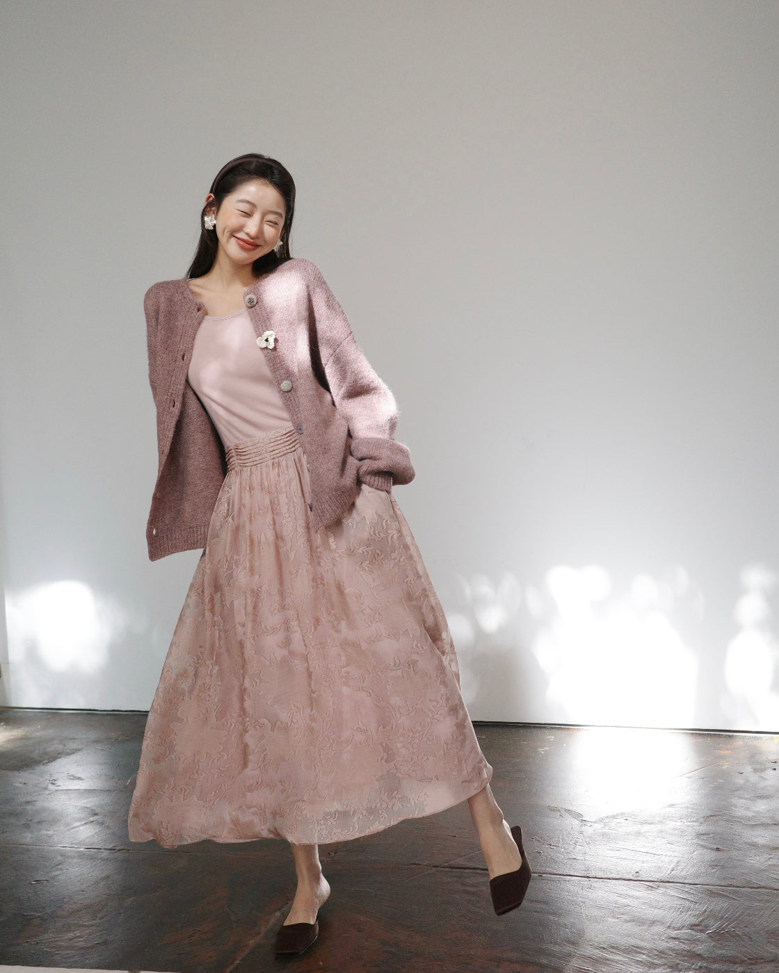 Dress with a flattering fake two-piece design that can be worn as a waist-hugging slimming inner skirt.
