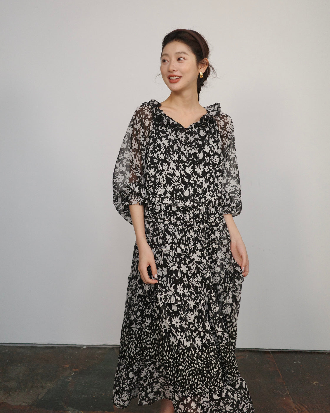A niche design floral print slimming dress
