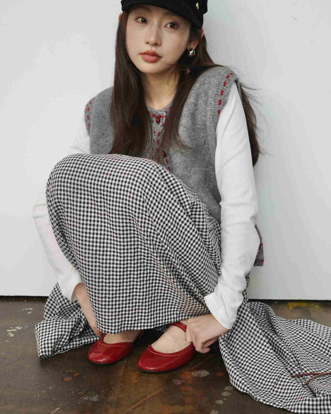 ハンドクラフト・ボタン & ステッチワーク 3Dクラウドニットベスト