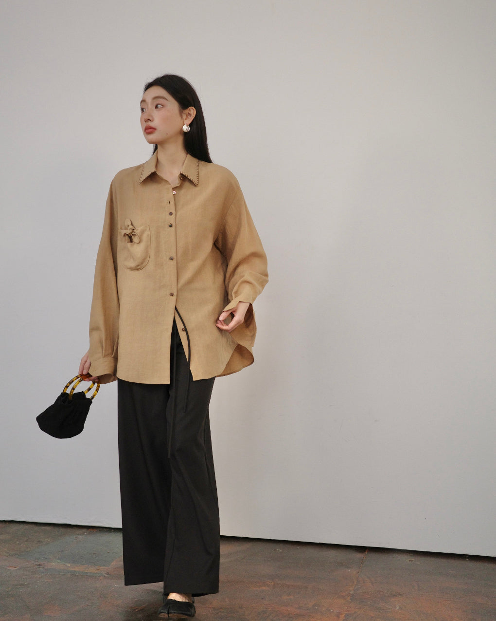 克洛Oversized Drop-Shoulder Shirt with Bow Pocket Detail