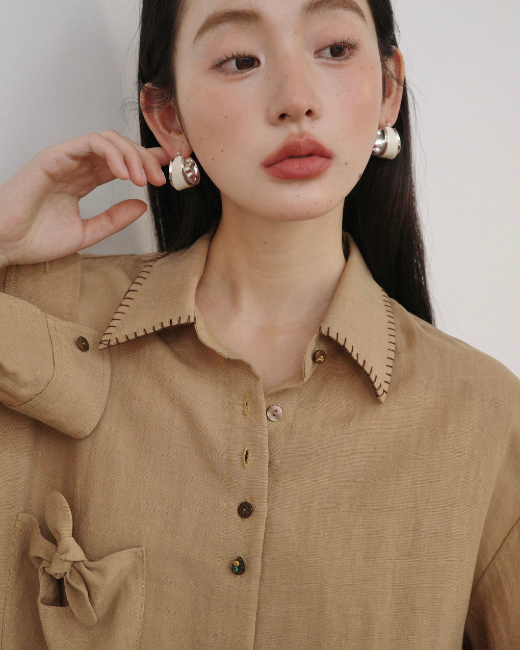 克洛Oversized Drop-Shoulder Shirt with Bow Pocket Detail