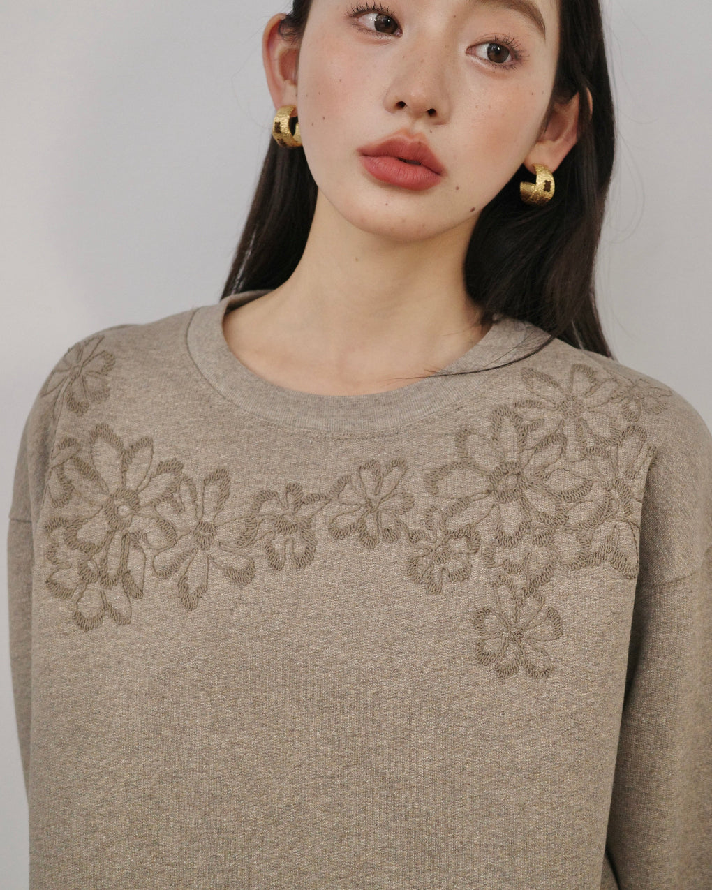 弥漫花野Relaxed Embroidered Sweatshirt with Rope Trim Detail