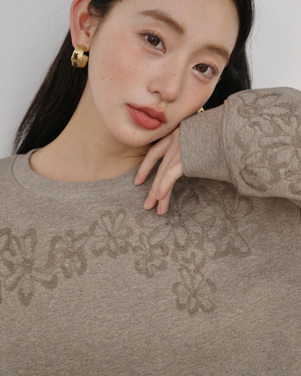 弥漫花野Relaxed Embroidered Sweatshirt with Rope Trim Detail