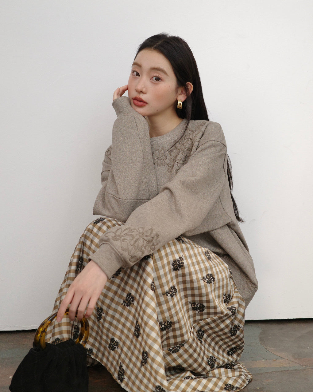 弥漫花野Relaxed Embroidered Sweatshirt with Rope Trim Detail