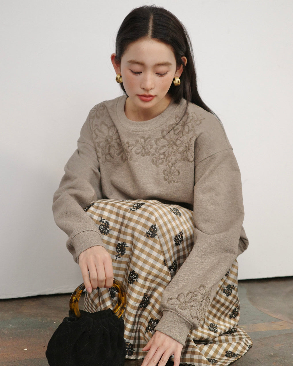弥漫花野Relaxed Embroidered Sweatshirt with Rope Trim Detail