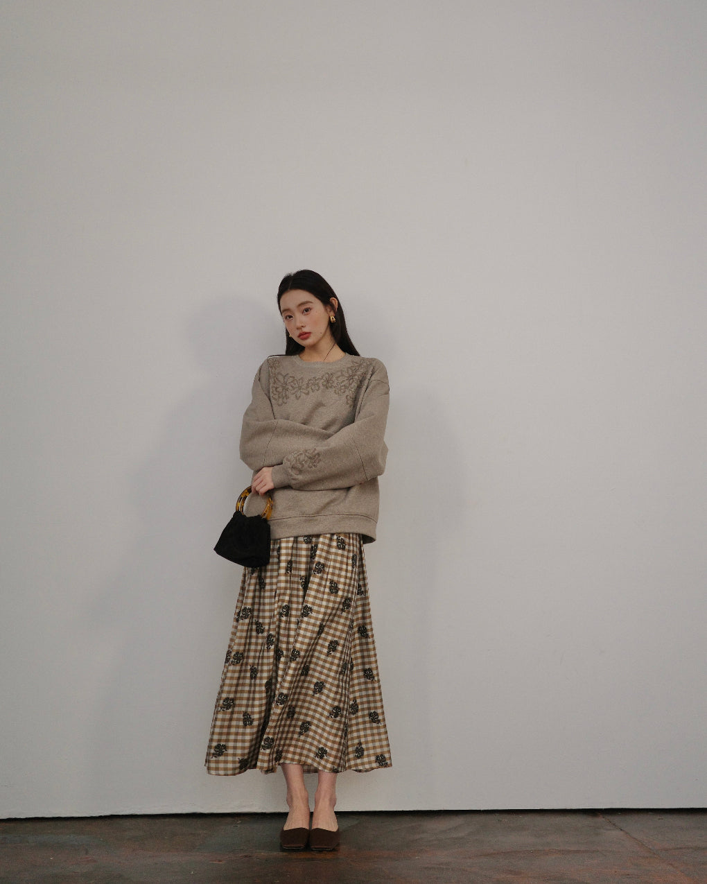 弥漫花野Relaxed Embroidered Sweatshirt with Rope Trim Detail