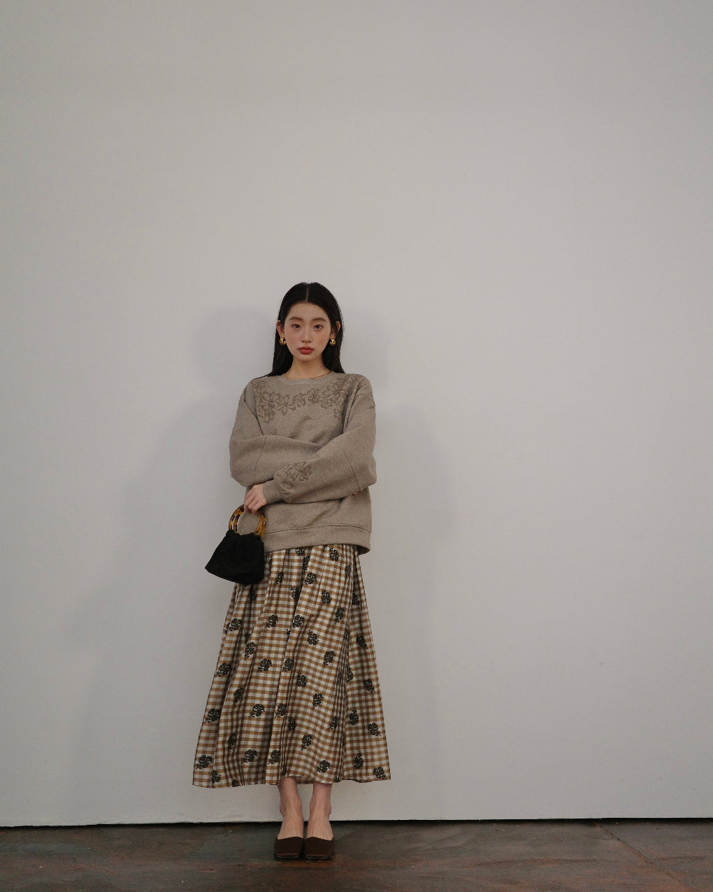 弥漫花野Relaxed Embroidered Sweatshirt with Rope Trim Detail