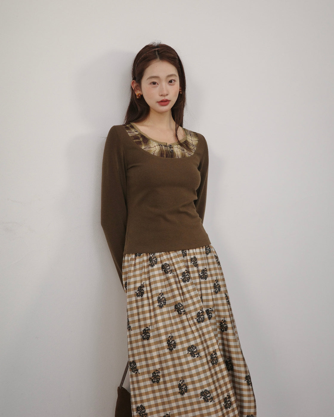 斑影Fitted Long-Sleeve Top with Organza Neckline Splice