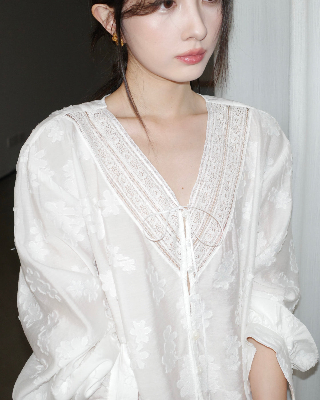 软香Jacquard Cut-Flower Shirt with Shell Button Detail