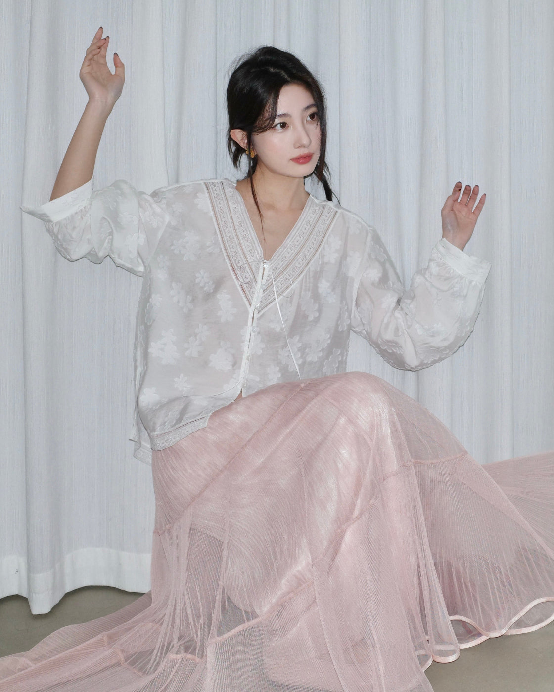 软香Jacquard Cut-Flower Shirt with Shell Button Detail