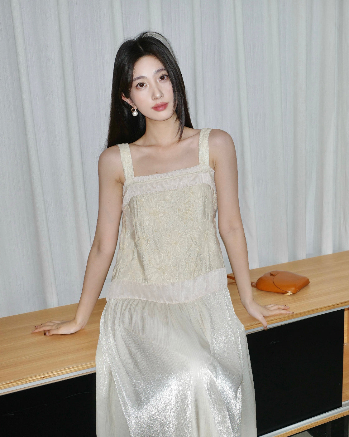 杜松茉莉Sleeveless Midi Dress with Laser-Cut Lace & Halter Tie