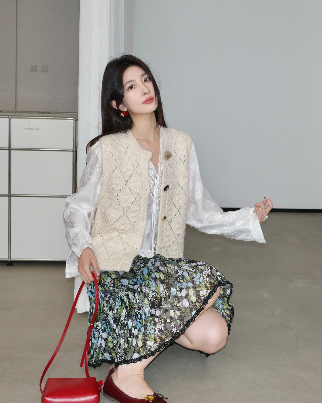 木茶Square-Shoulder Open-Knit Vest with Mixed Buttons