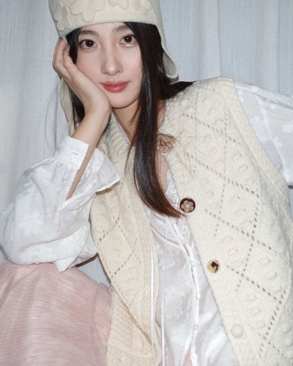 木茶Square-Shoulder Open-Knit Vest with Mixed Buttons